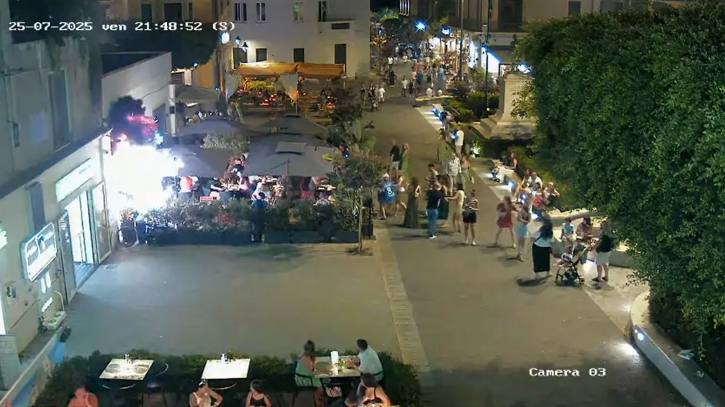 Paura a Tropea, esplode contatore in piazza e i turisti fuggono via