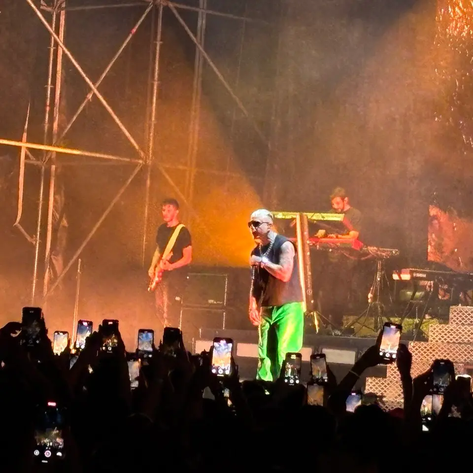 “Locura” totale: l’energia di Lazza conquista Cosenza, l’Arena Rendano diventa tempio del rap