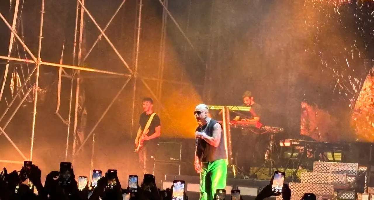 “Locura” totale: l’energia di Lazza conquista Cosenza, l’Arena Rendano diventa tempio del rap