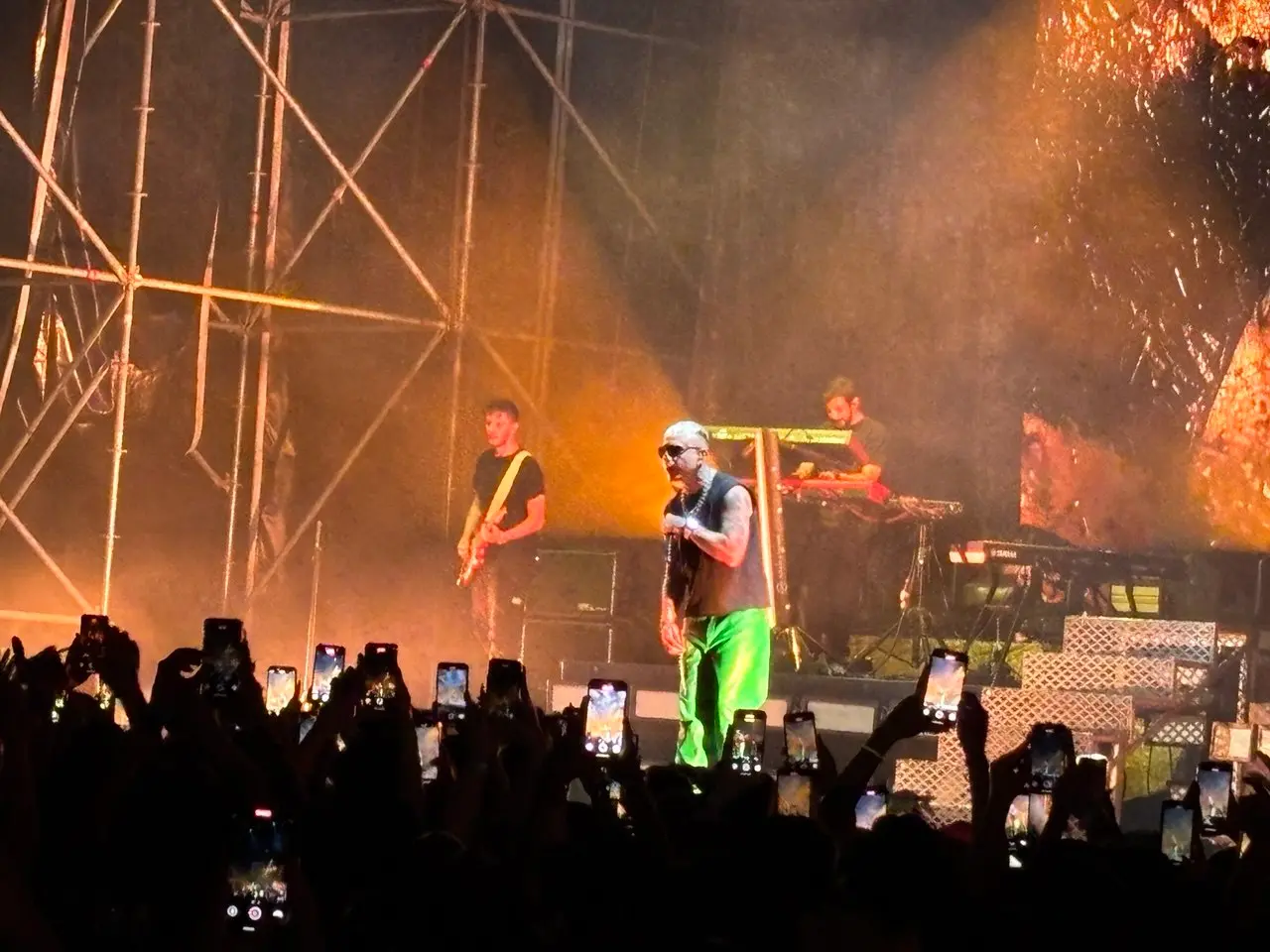“Locura” totale: l’energia di Lazza conquista Cosenza, l’Arena Rendano diventa tempio del rap