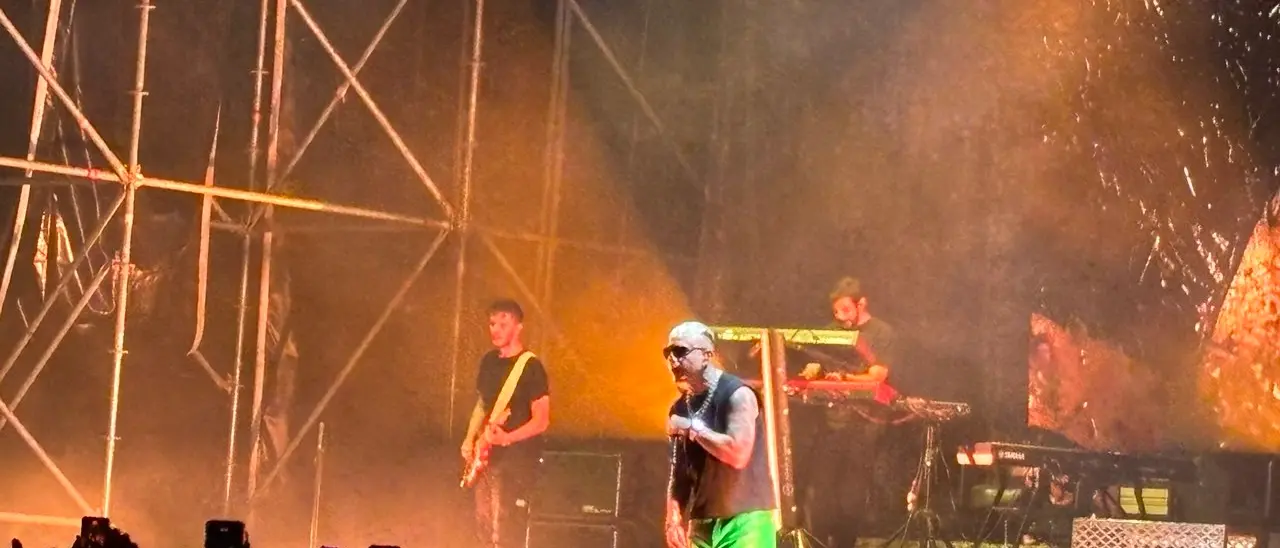 “Locura” totale: l’energia di Lazza conquista Cosenza, l’Arena Rendano diventa tempio del rap