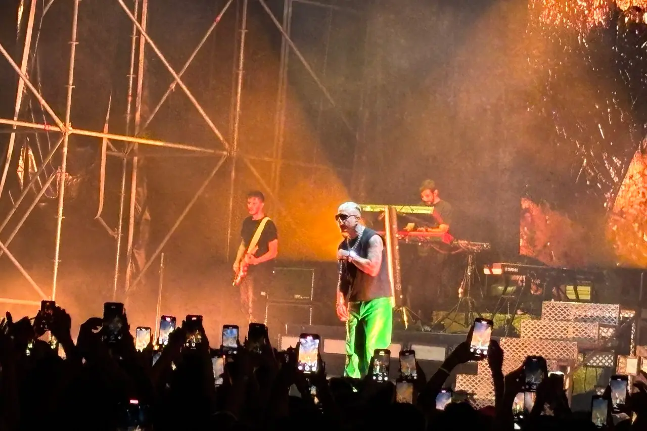 “Locura” totale: l’energia di Lazza conquista Cosenza, l’Arena Rendano diventa tempio del rap
