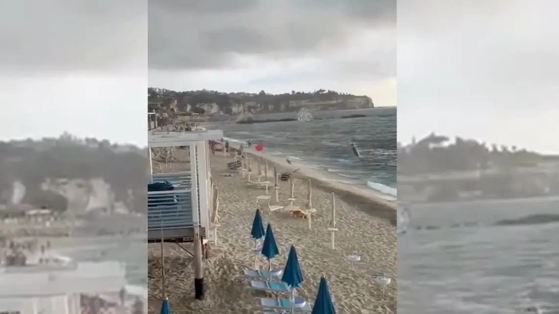 Tromba marina sulla spiaggia di Tropea spazza via ombrelloni e sdraie: il video