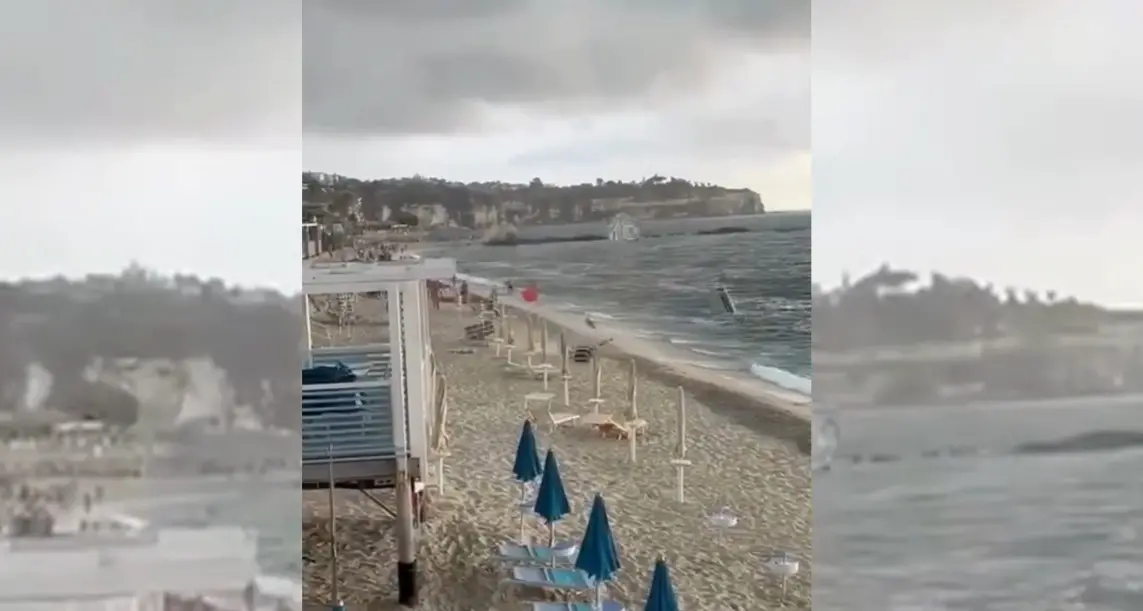 Tromba marina sulla spiaggia di Tropea spazza via ombrelloni e sdraie: il video