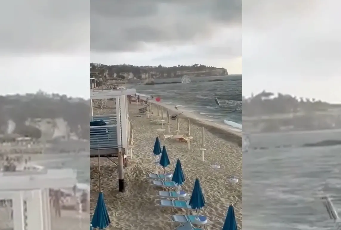 Tromba marina sulla spiaggia di Tropea spazza via ombrelloni e sdraie: il video