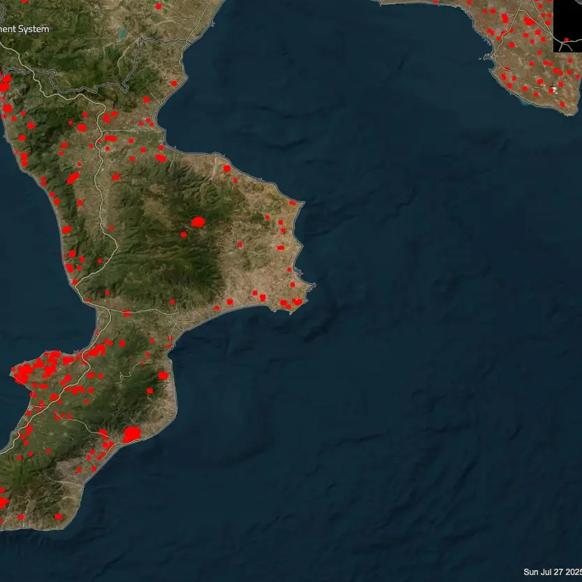Incendi, l’emergenza in Calabria nelle foto della Nasa e la ’ndrangheta sullo sfondo: «Roghi per coprire rifiuti tossici»
