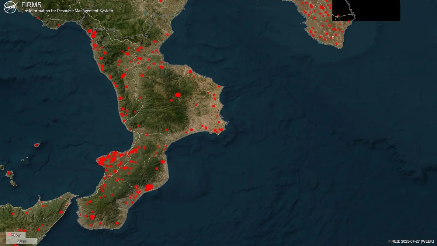 Incendi, l’allarme del vescovo di Cassano: «Roghi per coprire rifiuti tossici»