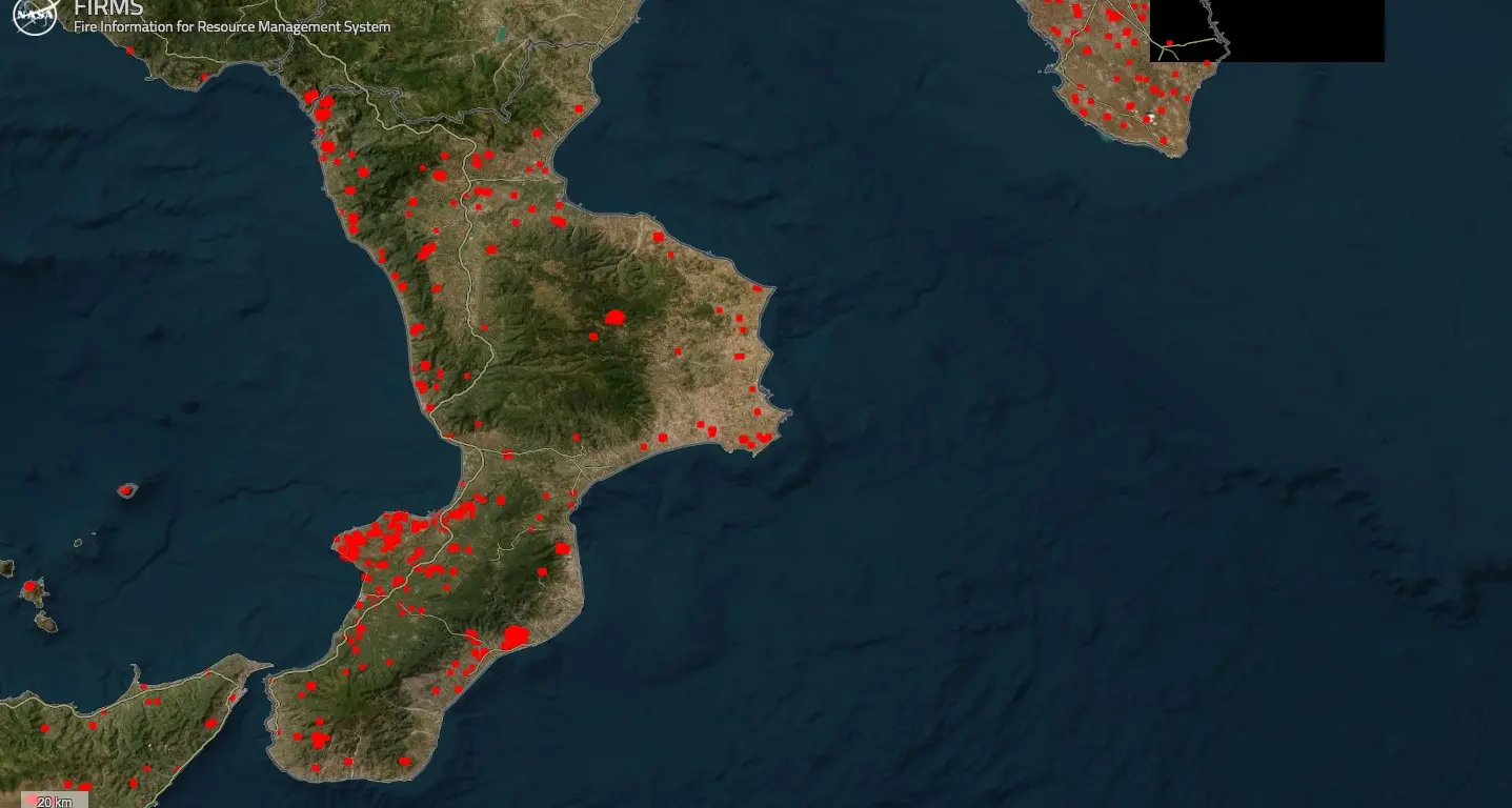 Incendi, l’emergenza in Calabria nelle foto della Nasa e la ’ndrangheta sullo sfondo: «Roghi per coprire rifiuti tossici»