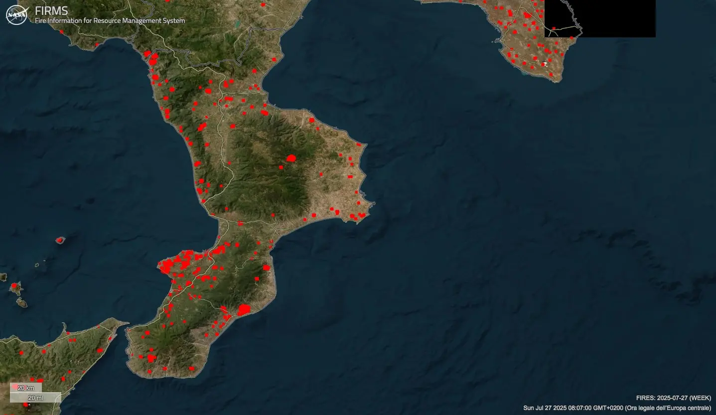 Incendi, l’emergenza in Calabria nelle foto della Nasa e la ’ndrangheta sullo sfondo: «Roghi per coprire rifiuti tossici»\n