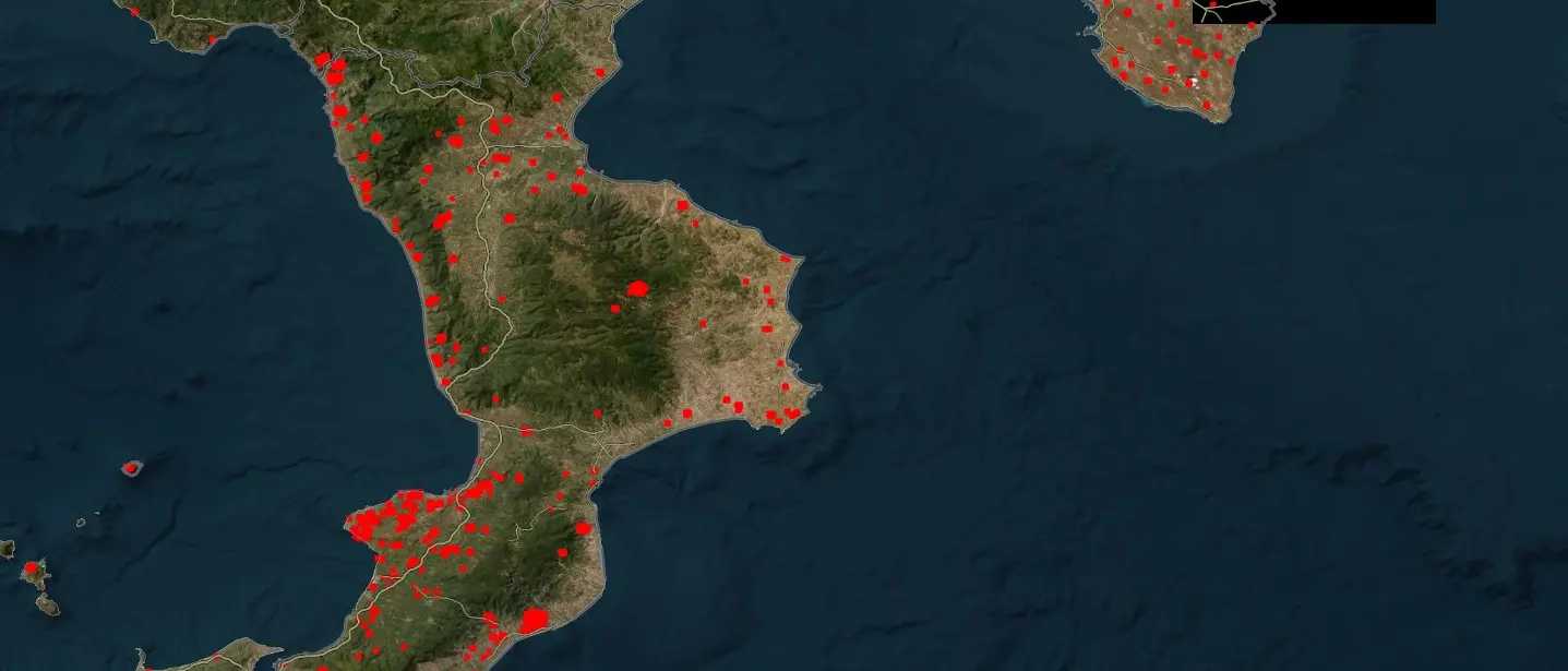 Incendi, l’emergenza in Calabria nelle foto della Nasa e la ’ndrangheta sullo sfondo: «Roghi per coprire rifiuti tossici»\n