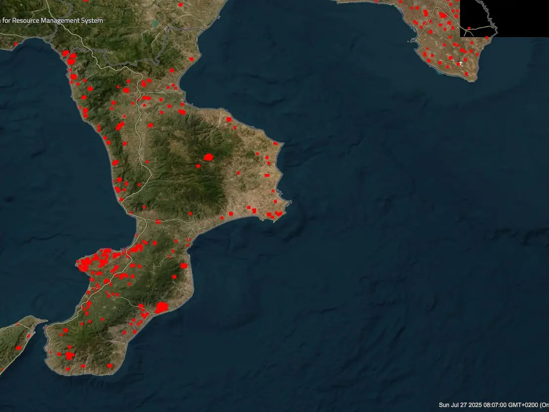 Incendi, l’emergenza in Calabria nelle foto della Nasa e la ’ndrangheta sullo sfondo: «Roghi per coprire rifiuti tossici»