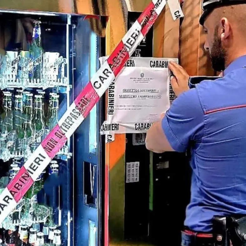 Erogavano alcolici in orari vietati, a Catanzaro sequestrati distributori automatici e multe per 35mila euro\n