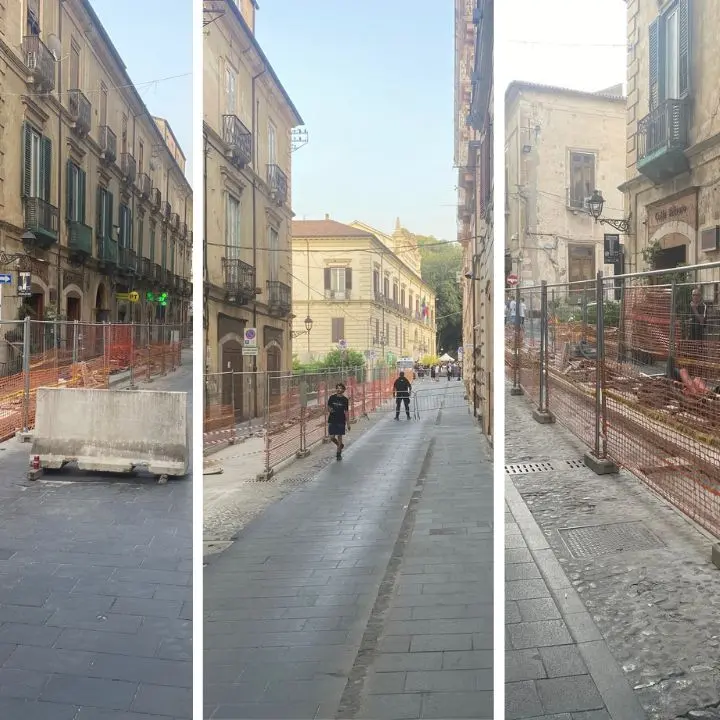 Cosenza, la polemica dopo il live di Lazza: «Con 5mila persone vietano il passaggio pedonale per i lavori»
