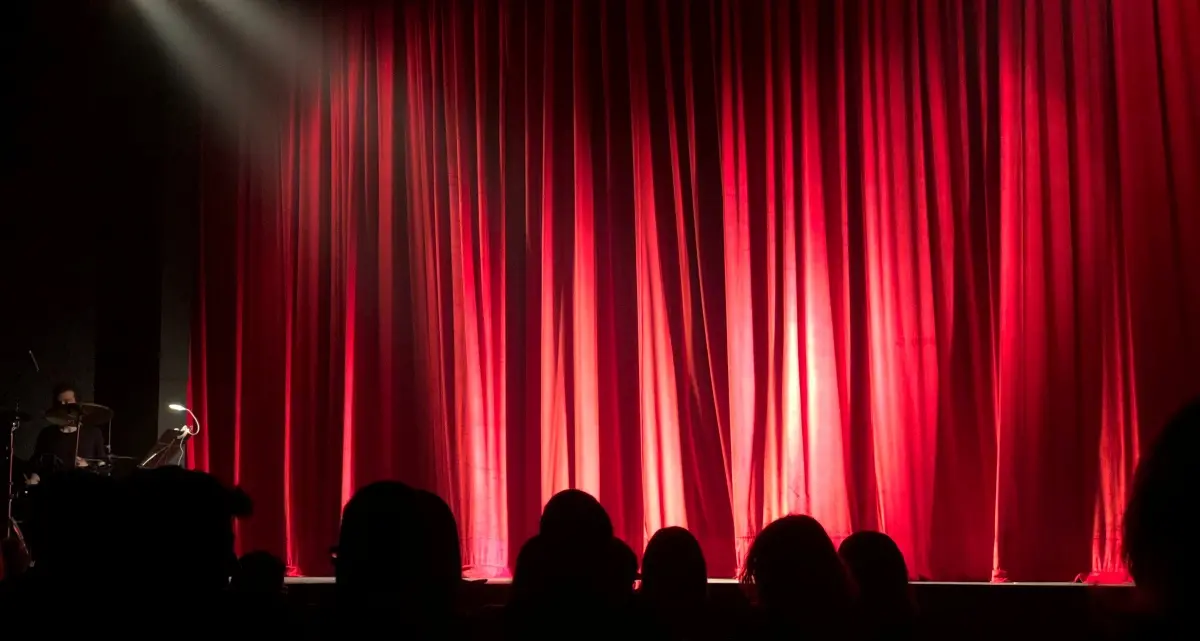 Cultura indipendente sotto assedio,\u00A0il governo Meloni taglia fondi a teatri e fondazioni: pioggia di polemiche\n