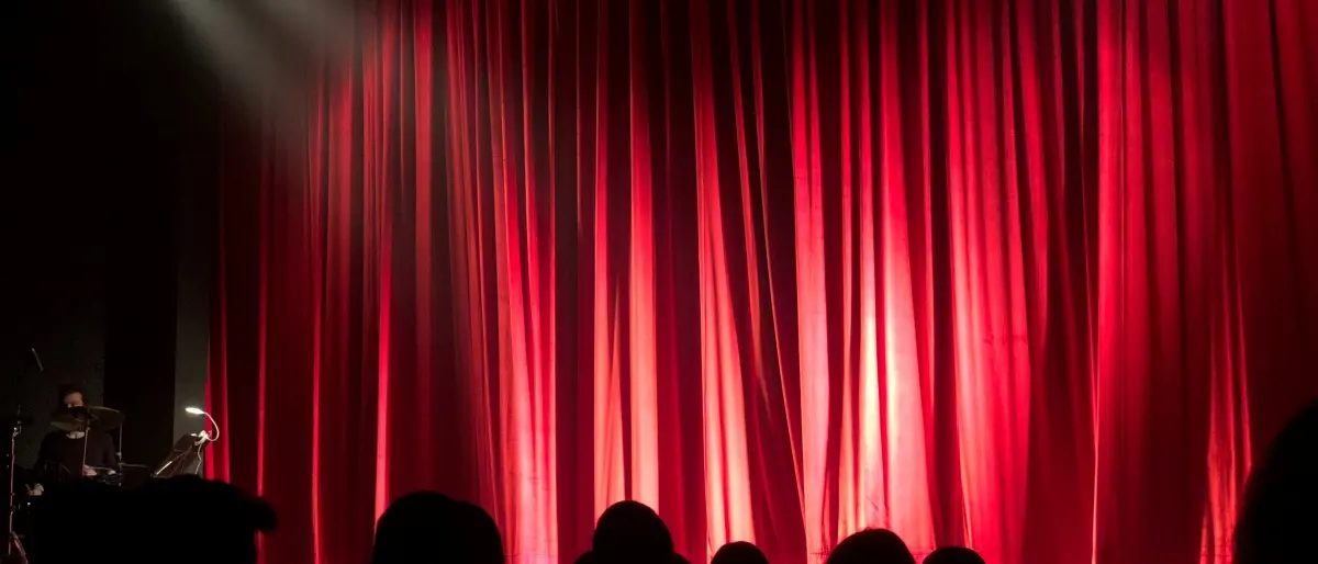 Cultura indipendente sotto assedio,\u00A0il governo Meloni taglia fondi a teatri e fondazioni: pioggia di polemiche\n