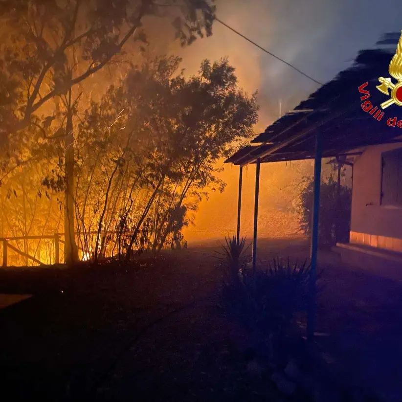 La Calabria brucia, incessante il lavoro dei vigili del fuoco impegnati in 32 diversi interventi\n
