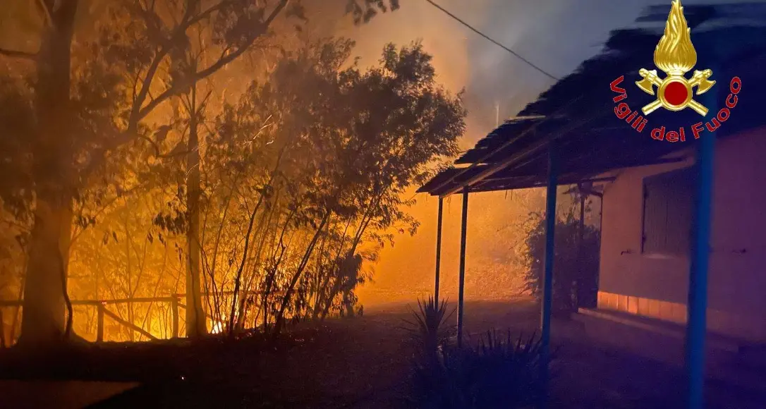 La Calabria brucia, incessante il lavoro dei vigili del fuoco impegnati in 32 diversi interventi\n