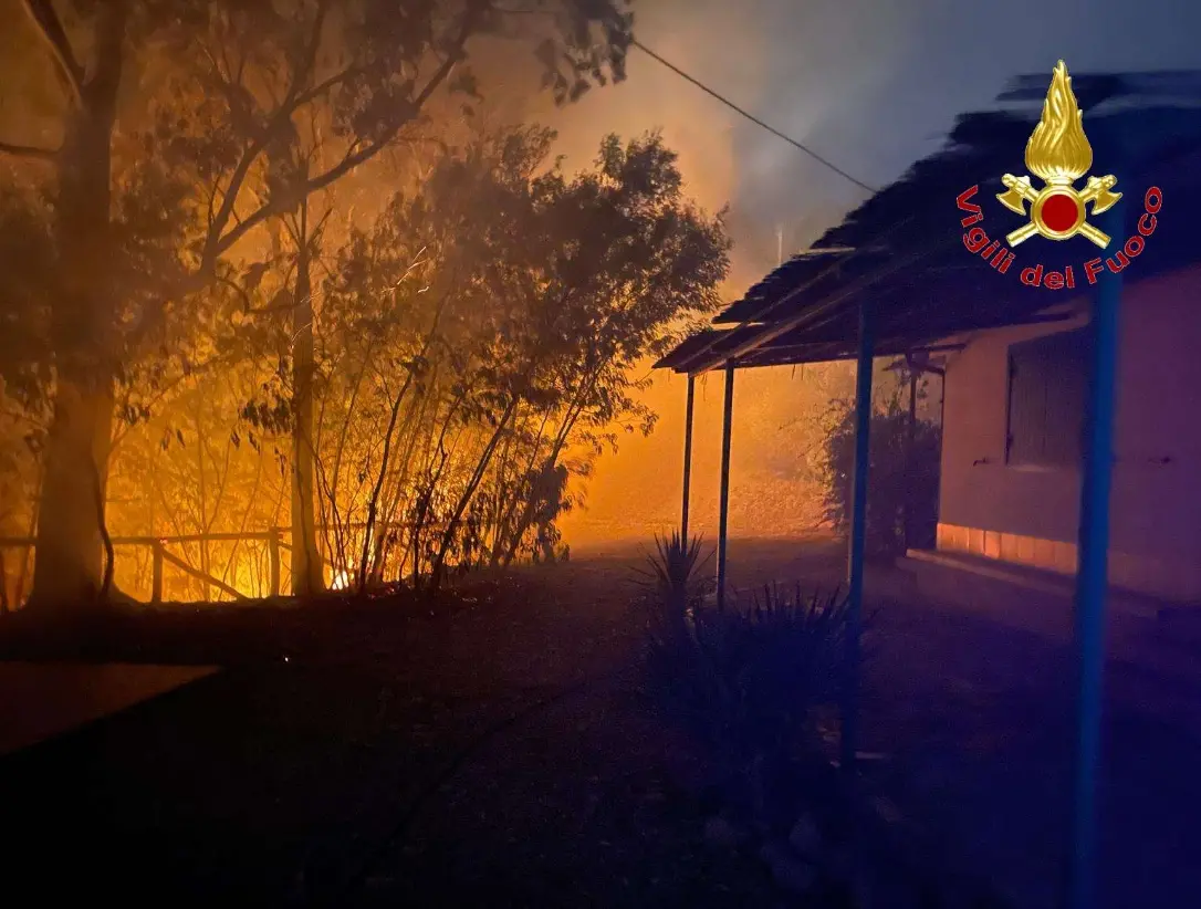 La Calabria brucia, incessante il lavoro dei vigili del fuoco impegnati in 32 diversi interventi\n