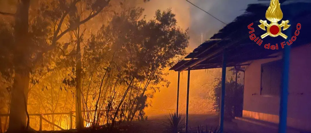 La Calabria brucia, incessante il lavoro dei vigili del fuoco impegnati in 32 diversi interventi\n