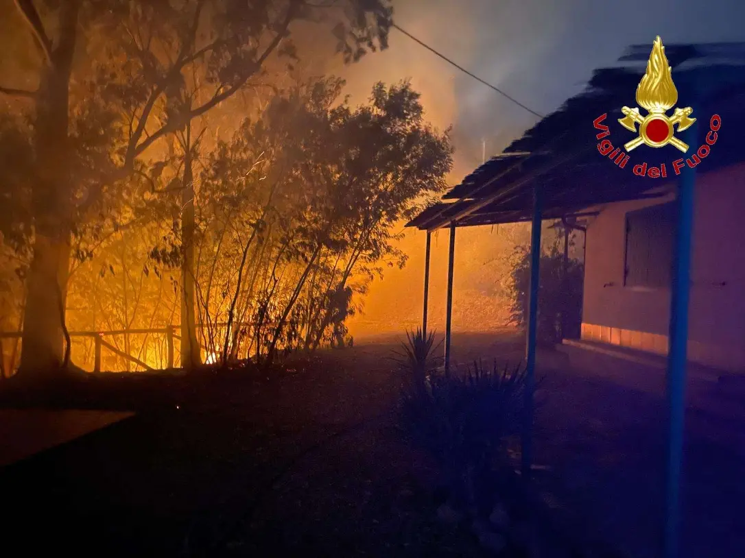 La Calabria brucia, incessante il lavoro dei vigili del fuoco impegnati in 32 diversi interventi