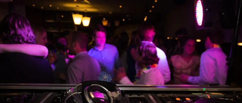 Malamovida a Tropea, i residenti chiedono la chiusura dei locali più “molesti”: i commissari promettono maggiori controlli\n