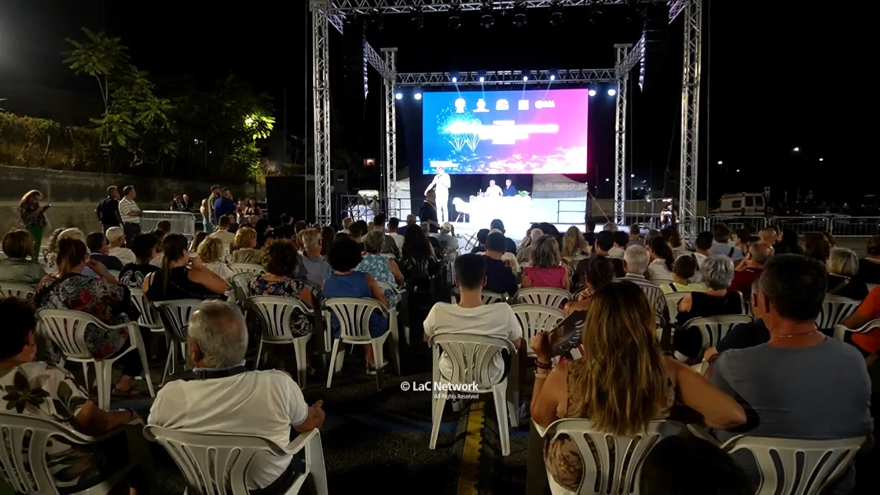 Note di fuoco a Belvedere Marittimo: la seconda serata premia le eccellenze, ma lo spettacolo pirotecnico è stato rimandato\n