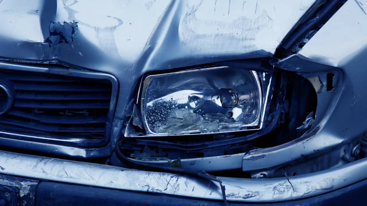 <p>Il conducente dell&#39;auto, nonostante il violento impatto, non ha riportato gravi conseguenze</p>\\n