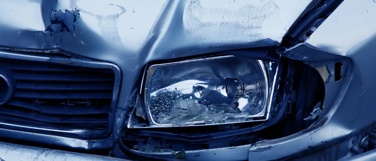 Incidente a Tortora,\u00A0schianto nel cuore della movida: auto travolge l’area dei giovani, nessun ferito\n