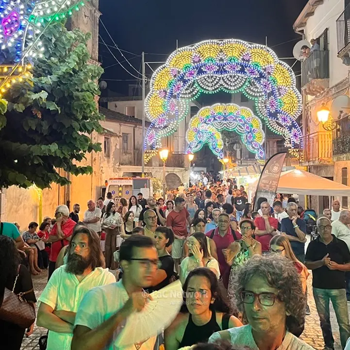 La devozione a Sant’Anna e il ritmo del canto del Sud di Peppe Sapone animano il borgo di Palizzi