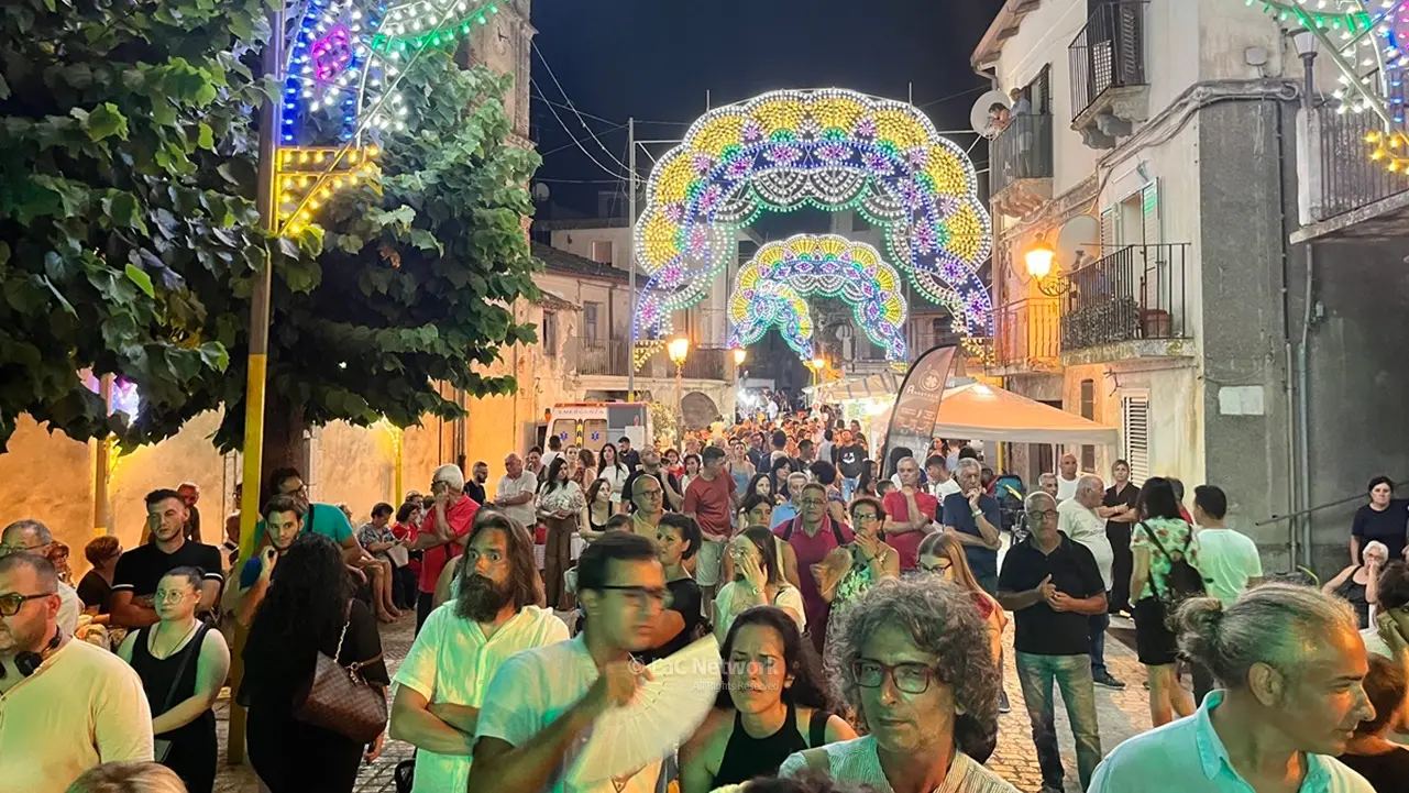 La devozione a Sant’Anna e il ritmo del canto del Sud di Peppe Sapone animano il borgo di Palizzi