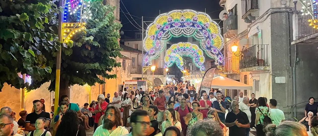 La devozione a Sant’Anna e il ritmo del canto del Sud di Peppe Sapone animano il borgo di Palizzi