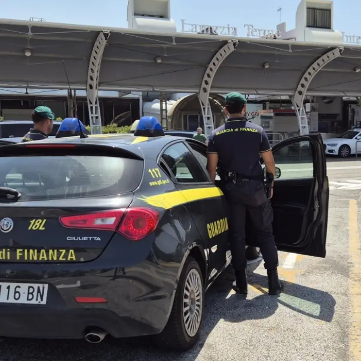Voli di lusso dall’aeroporto di Lamezia senza pagare le tasse: inchiesta su più di 100 società italiane e straniere\n