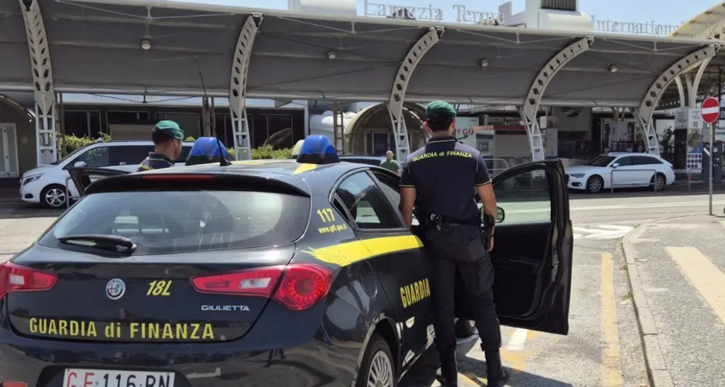 Voli di lusso dall’aeroporto di Lamezia senza pagare le tasse: inchiesta su più di 100 società italiane e straniere\n