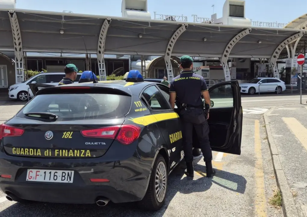 Voli di lusso dall’aeroporto di Lamezia senza pagare le tasse: inchiesta su più di 100 società italiane e straniere\n