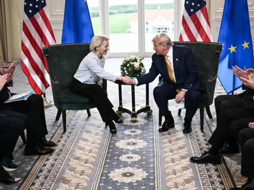 Dazi, accordo tra Trump e von der Leyen: «Tariffe al 15%». Per acciaio e alluminio niente da fare: resteranno al 50%