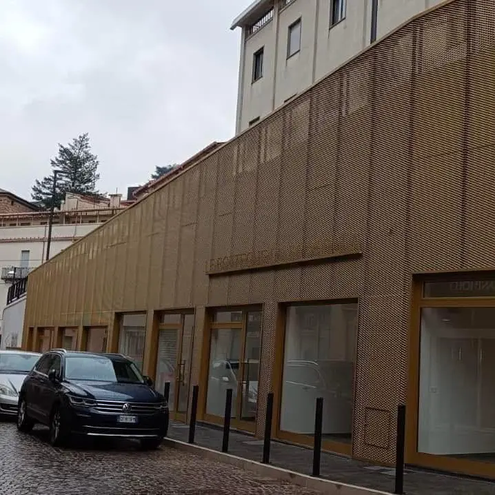 Acri, polemiche sull’assegnazione di alcuni\u00A0locali comunali: la minoranza solleva dubbi sulla trasparenza. Il sindaco: «Tutto regolare»\u00A0\n