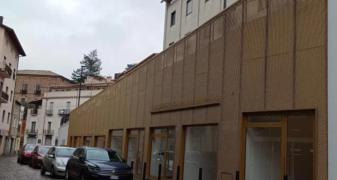 Acri, polemiche sull’assegnazione di alcuni\u00A0locali comunali: la minoranza solleva dubbi sulla trasparenza. Il sindaco: «Tutto regolare»\u00A0\n