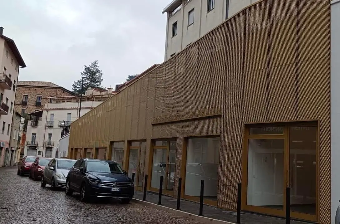 Acri, polemiche sull’assegnazione di alcuni\u00A0locali comunali: la minoranza solleva dubbi sulla trasparenza. Il sindaco: «Tutto regolare»\u00A0\n