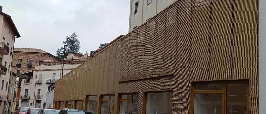 Acri, polemiche sull’assegnazione di alcuni\u00A0locali comunali: la minoranza solleva dubbi sulla trasparenza. Il sindaco: «Tutto regolare»\u00A0\n