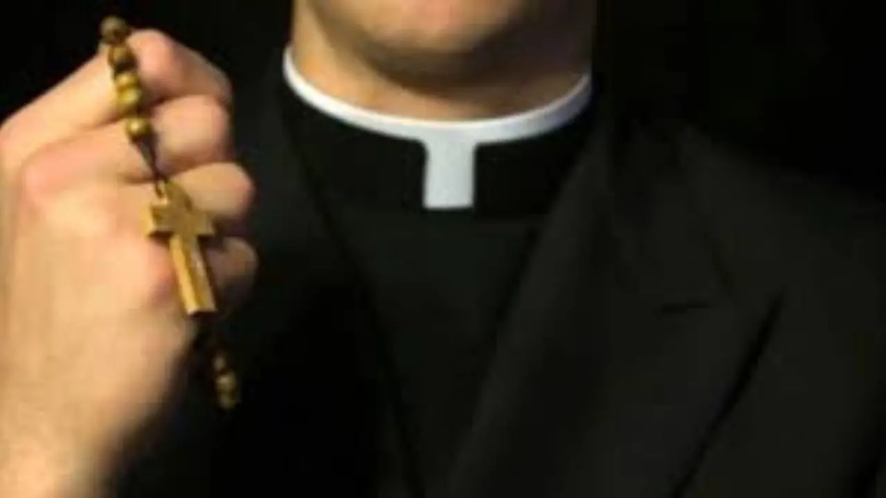 Reggio Calabria, sacerdote arrestato per abusi su un minore. Il racconto shock: dopo il sesso avrebbe benedetto la vittima\n
