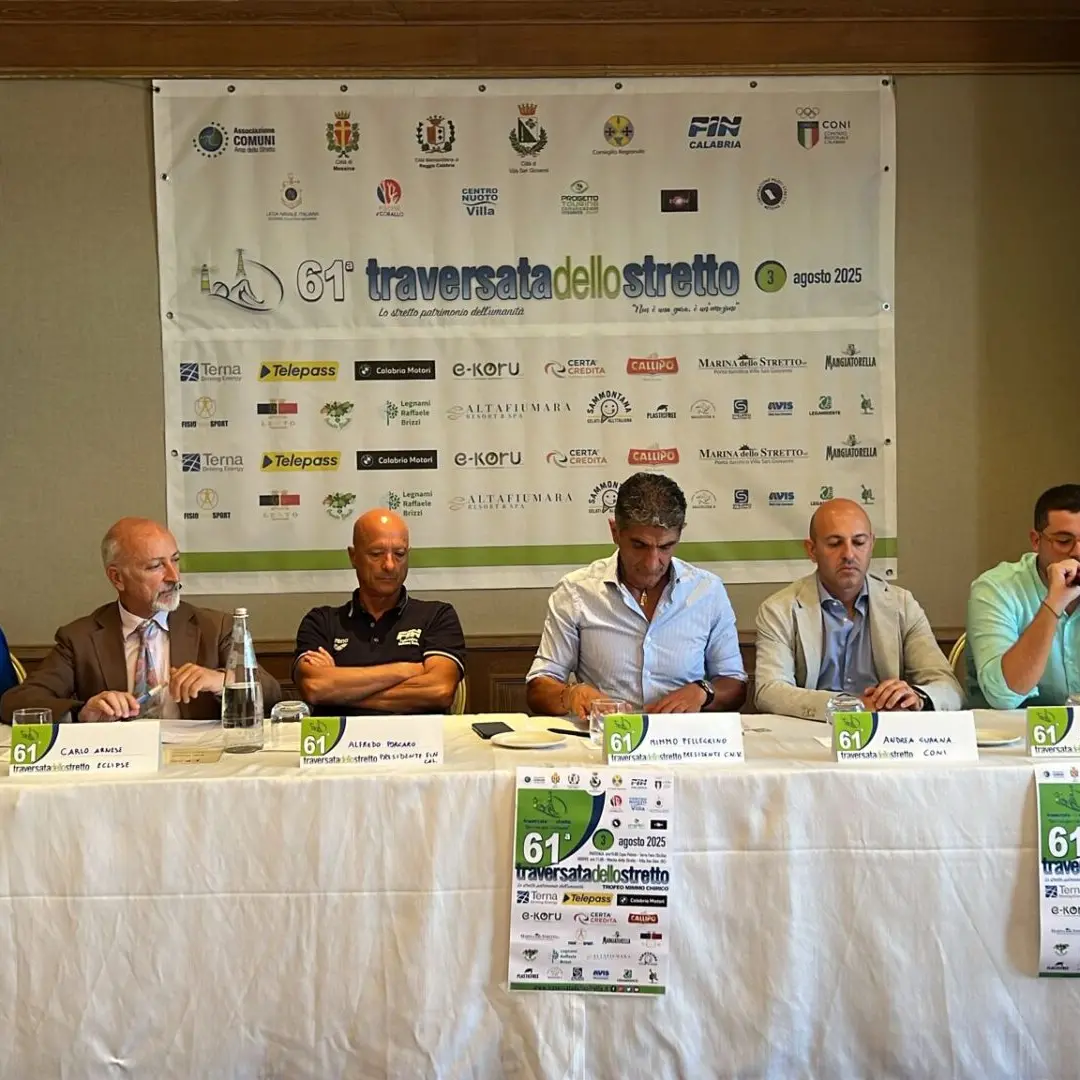 Traversata dello Stretto, domenica 80 atleti a nuoto da Messina a Villa San Giovanni per la 61esima edizione