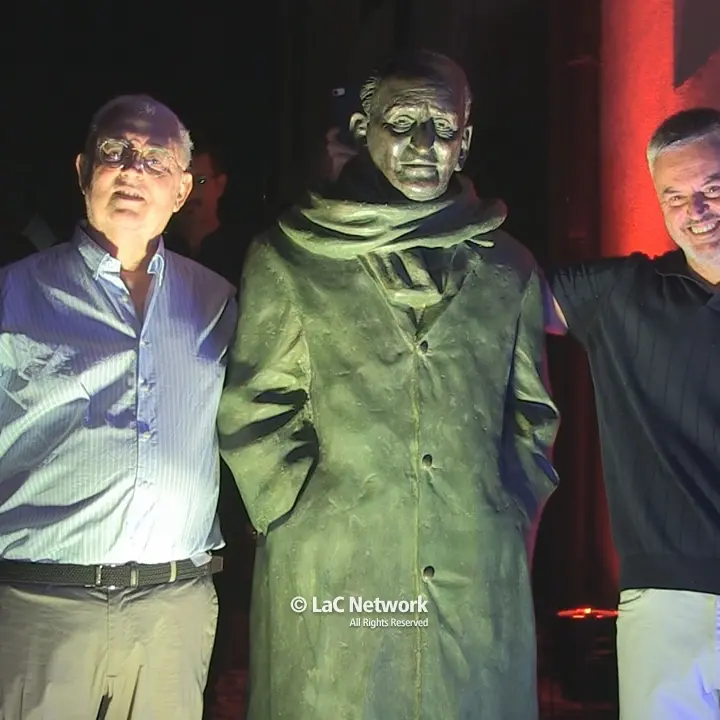 Cosenza, la statua di Giacomo Mancini riposizionata in centro storico