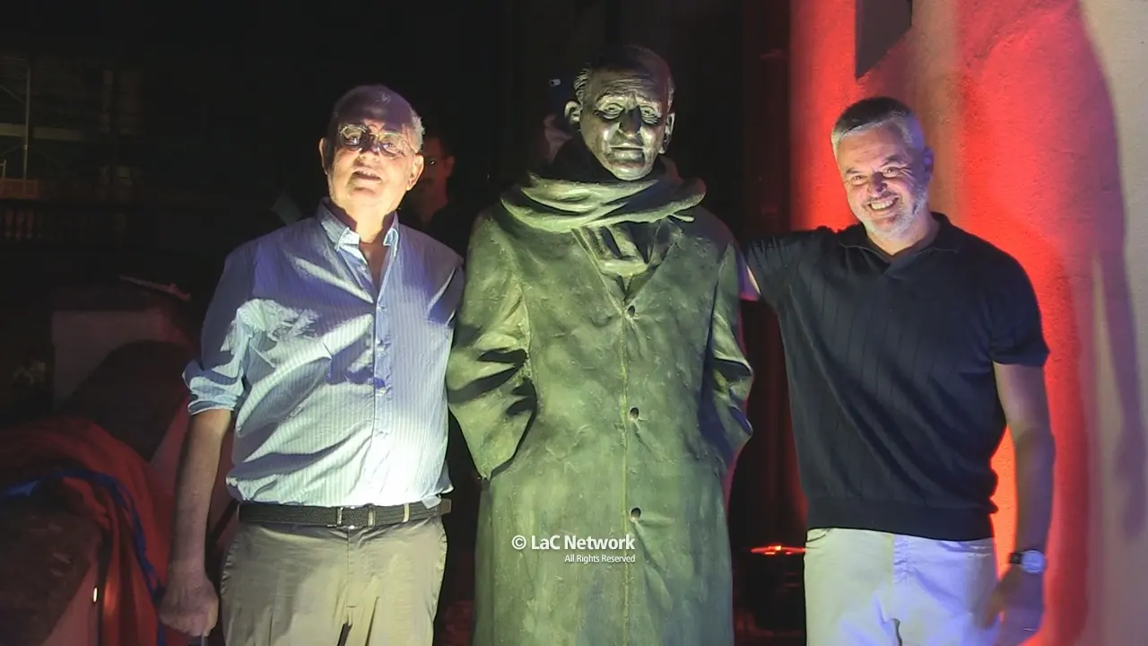 Cosenza, la statua di Giacomo Mancini riposizionata in centro storico