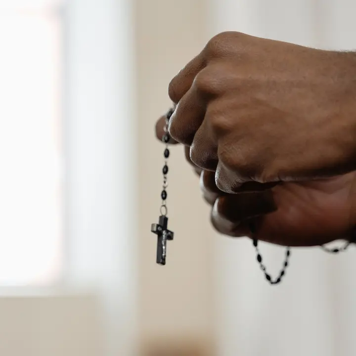 Religioso arrestato per abusi su minore, l’Arcidiocesi di Reggio: «Crimine inaccettabile, vicini alla vittima»