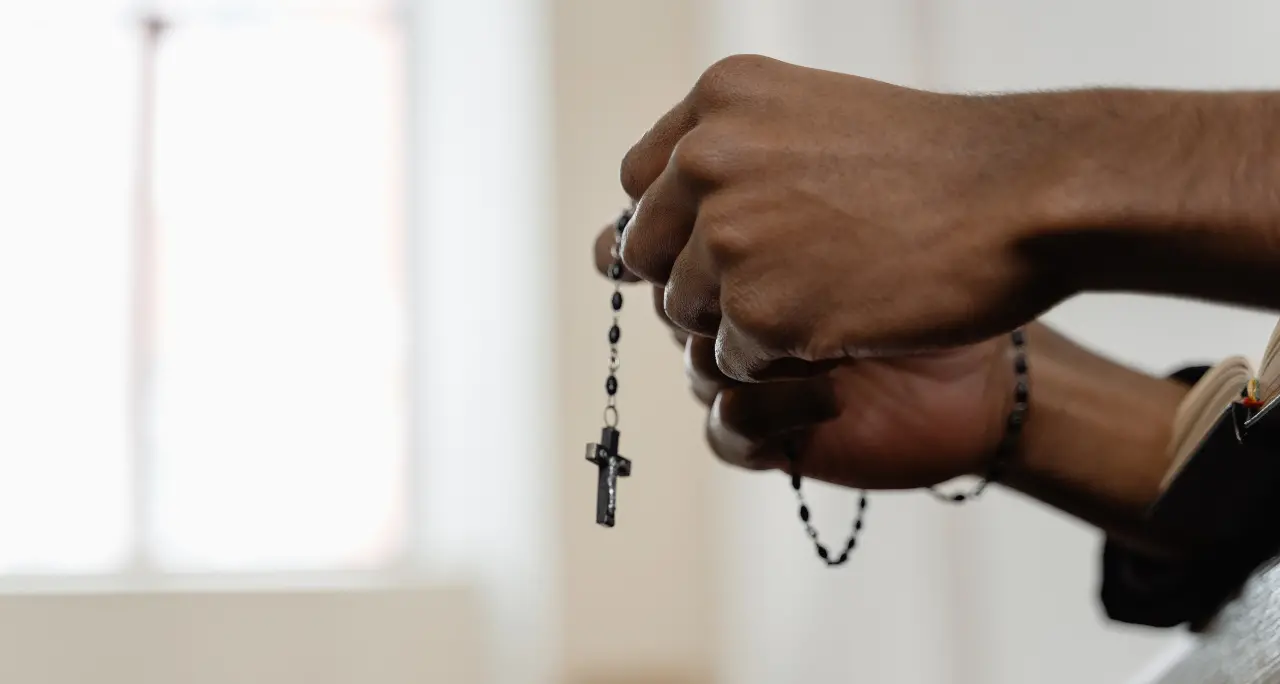 Religioso arrestato per abusi su minore, l’Arcidiocesi di Reggio: «Crimine inaccettabile, vicini alla vittima»