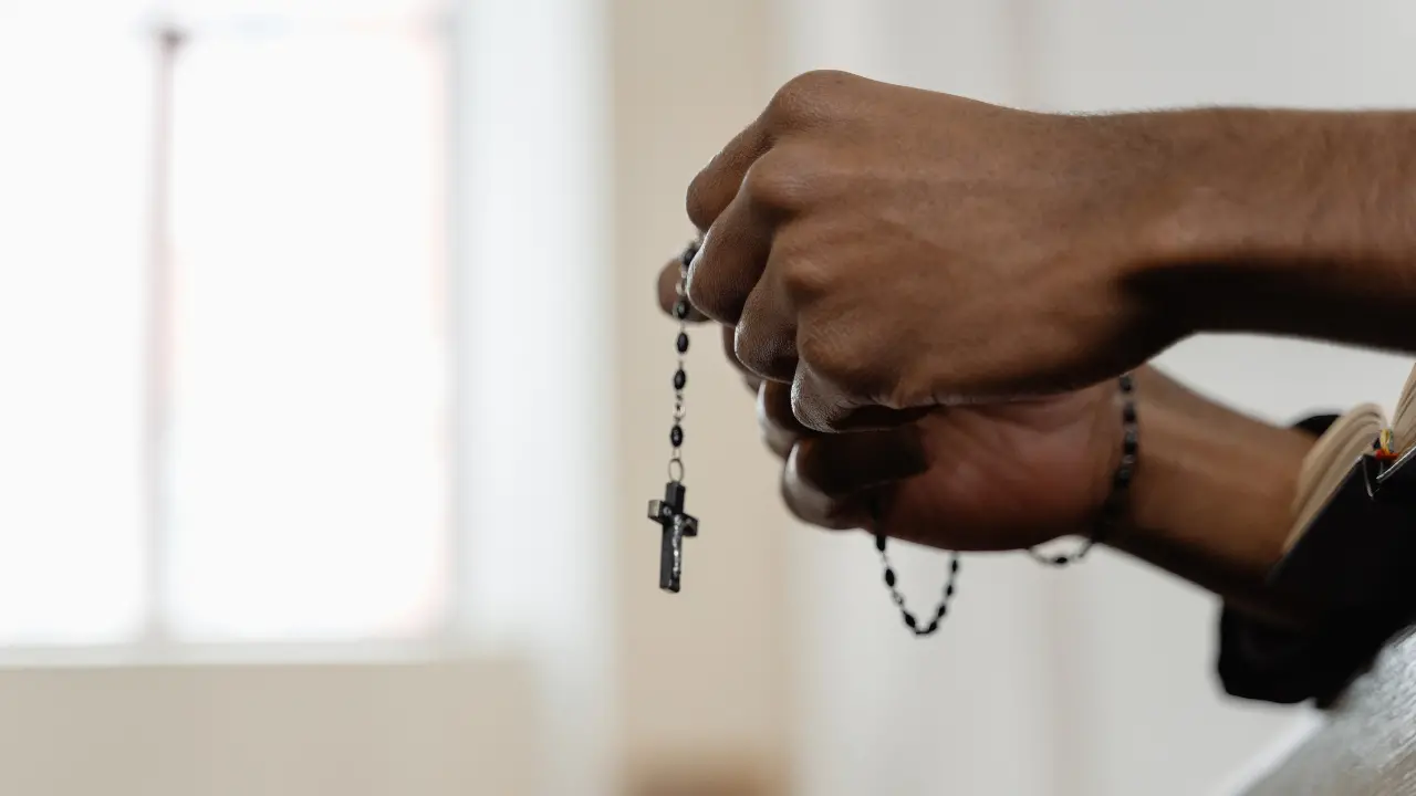 Religioso arrestato per abusi su minore, l’Arcidiocesi di Reggio: «Crimine inaccettabile, vicini alla vittima»