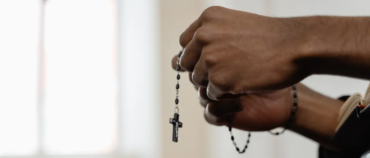 Religioso arrestato per abusi su minore, l’Arcidiocesi di Reggio: «Crimine inaccettabile, vicini alla vittima»