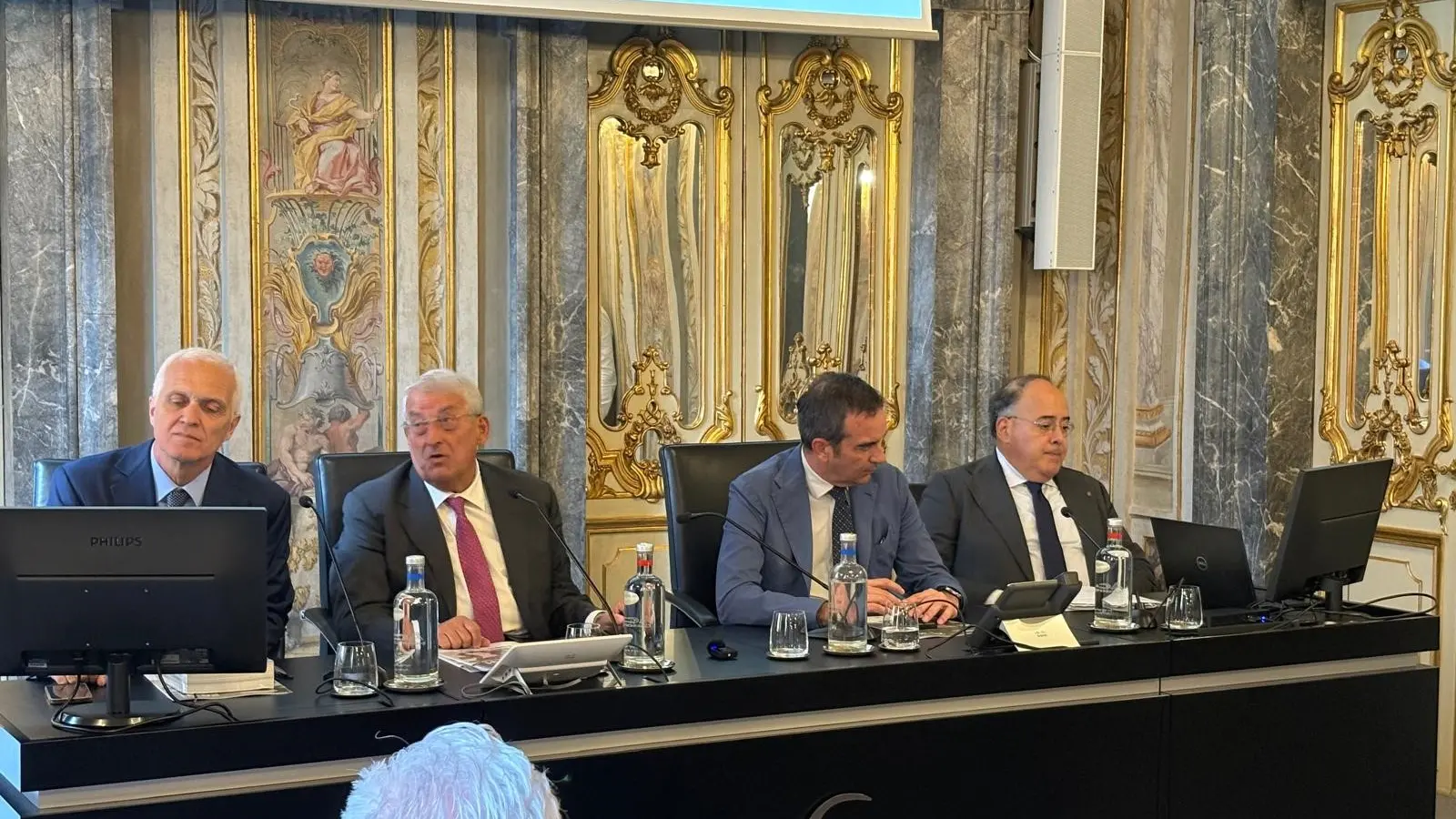 <p>Un momento della conferenza</p>\\n