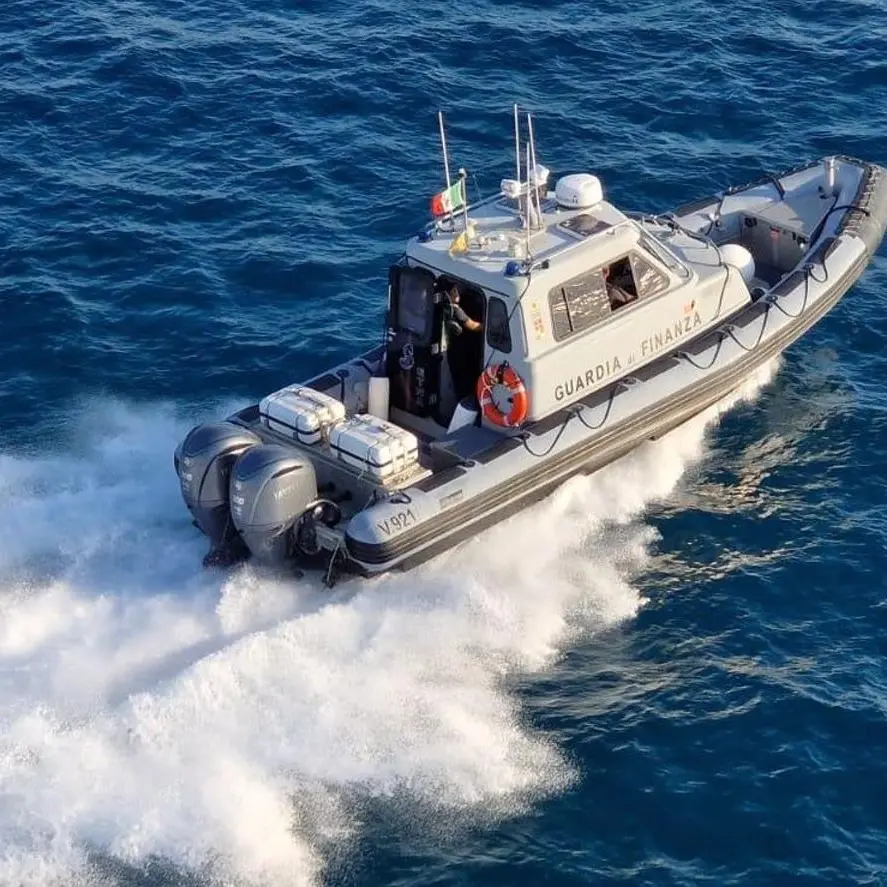 Marina di Gioiosa Jonica, motovedetta della Guardia di Finanza salva giovane alla deriva su acquascooter\n