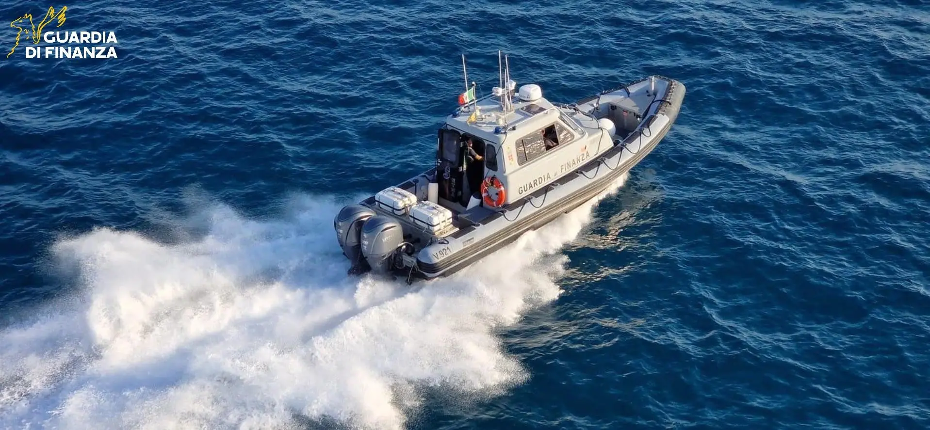 Marina di Gioiosa Jonica, motovedetta della Guardia di Finanza salva giovane alla deriva su acquascooter\n